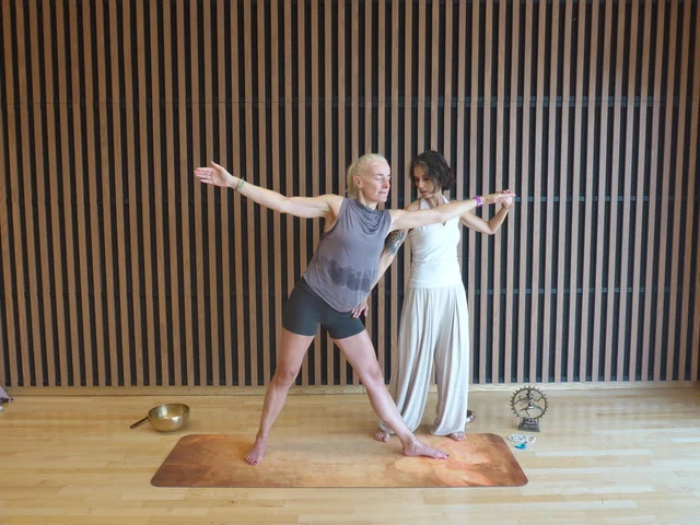 Séance de yoga accompagnement avec ajustement personnalisé