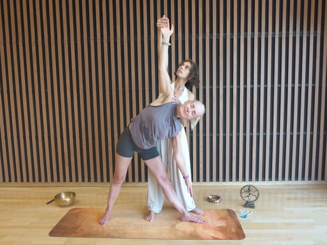 Séance de yoga accompagnement avec guidage postural