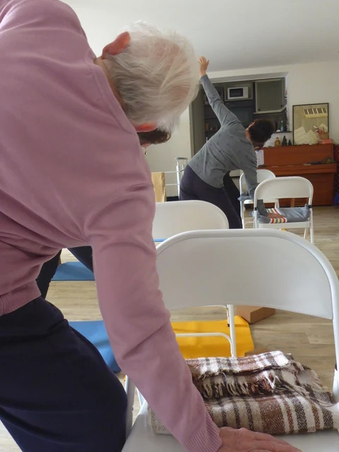 Exercice de yoga avec appui sur une chaise