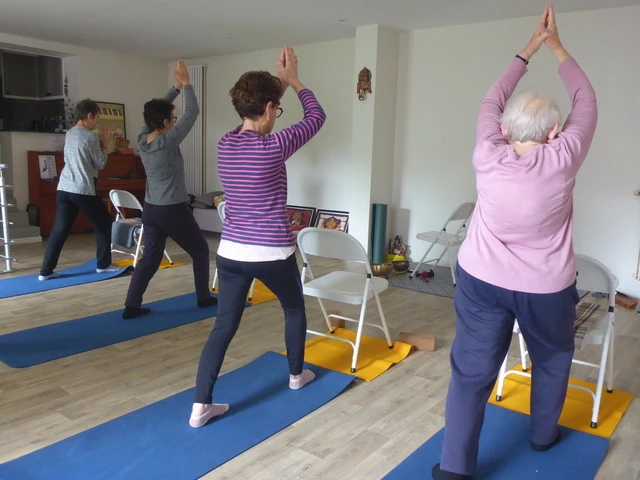 Cours de yoga sur chaise en petit groupe
