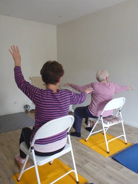 Pratique de yoga sur chaise avec ouverture des bras